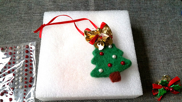 needle felt tutorials for beginners -- How to make needle felted Christmas tree ornament