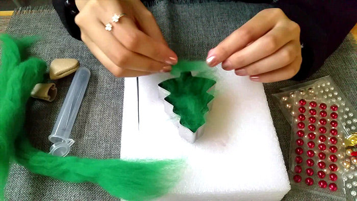 needle felt tutorials for beginners -- How to make needle felted Christmas tree ornament