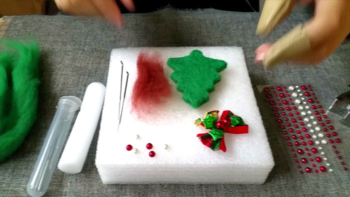 needle felt tutorials for beginners -- How to make needle felted Christmas tree ornament