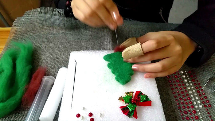 needle felt tutorials for beginners -- How to make needle felted Christmas tree ornament