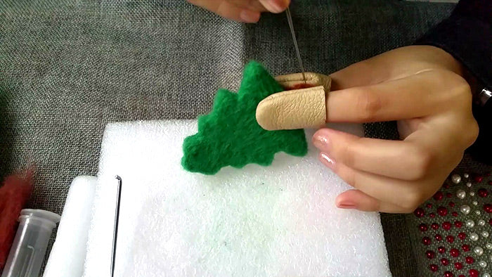 needle felt tutorials for beginners -- How to make needle felted Christmas tree ornament