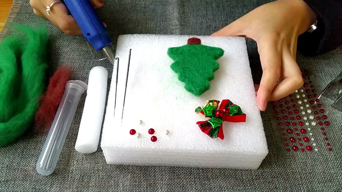 needle felt tutorials for beginners -- How to make needle felted Christmas tree ornament