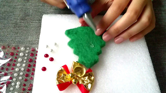 needle felt tutorials for beginners -- How to make needle felted Christmas tree ornament