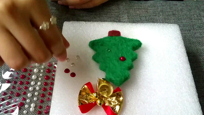 needle felt tutorials for beginners -- How to make needle felted Christmas tree ornament