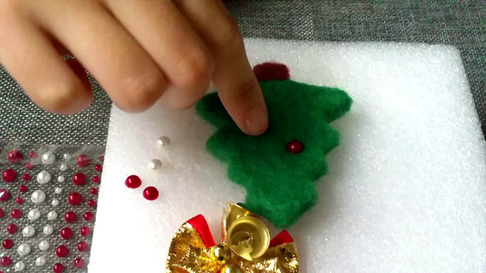 needle felt tutorials for beginners -- How to make needle felted Christmas tree ornament