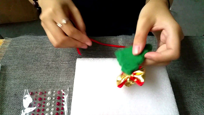 needle felt tutorials for beginners -- How to make needle felted Christmas tree ornament