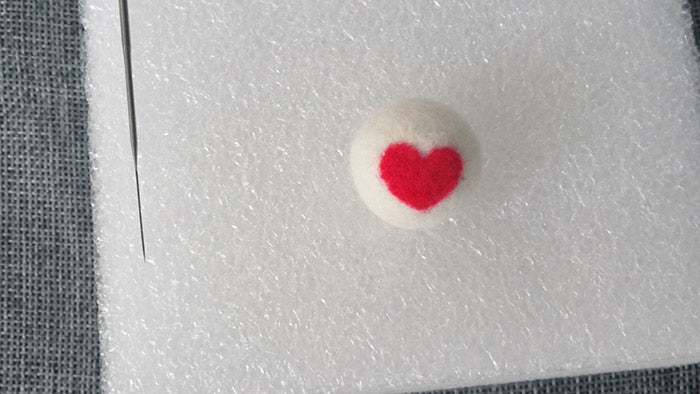 How to make needle felted wool ball with spots and hearts?——8