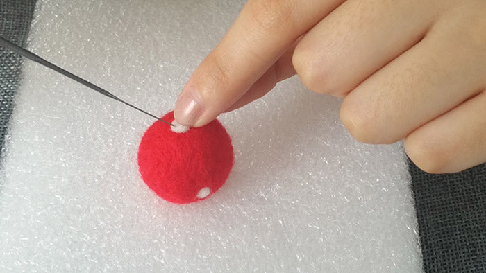 How to make needle felted wool ball with spots and hearts?——2