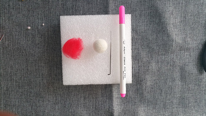 How to make needle felted wool ball with spots and hearts?——4