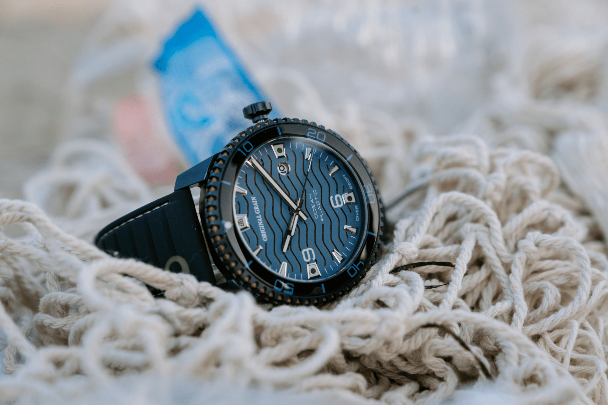 Imagen del reloj Original Grain Sports Diver en una pila de cuerda de pesca