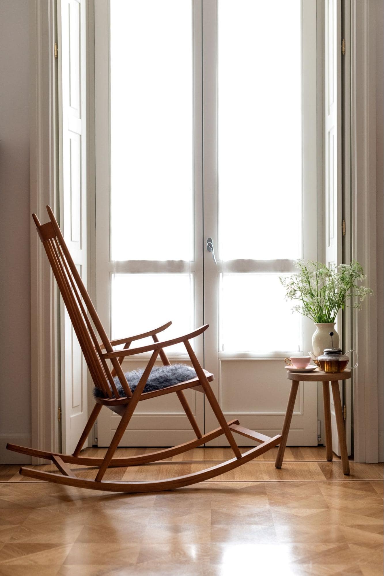 image d'une chaise à bascule en bois