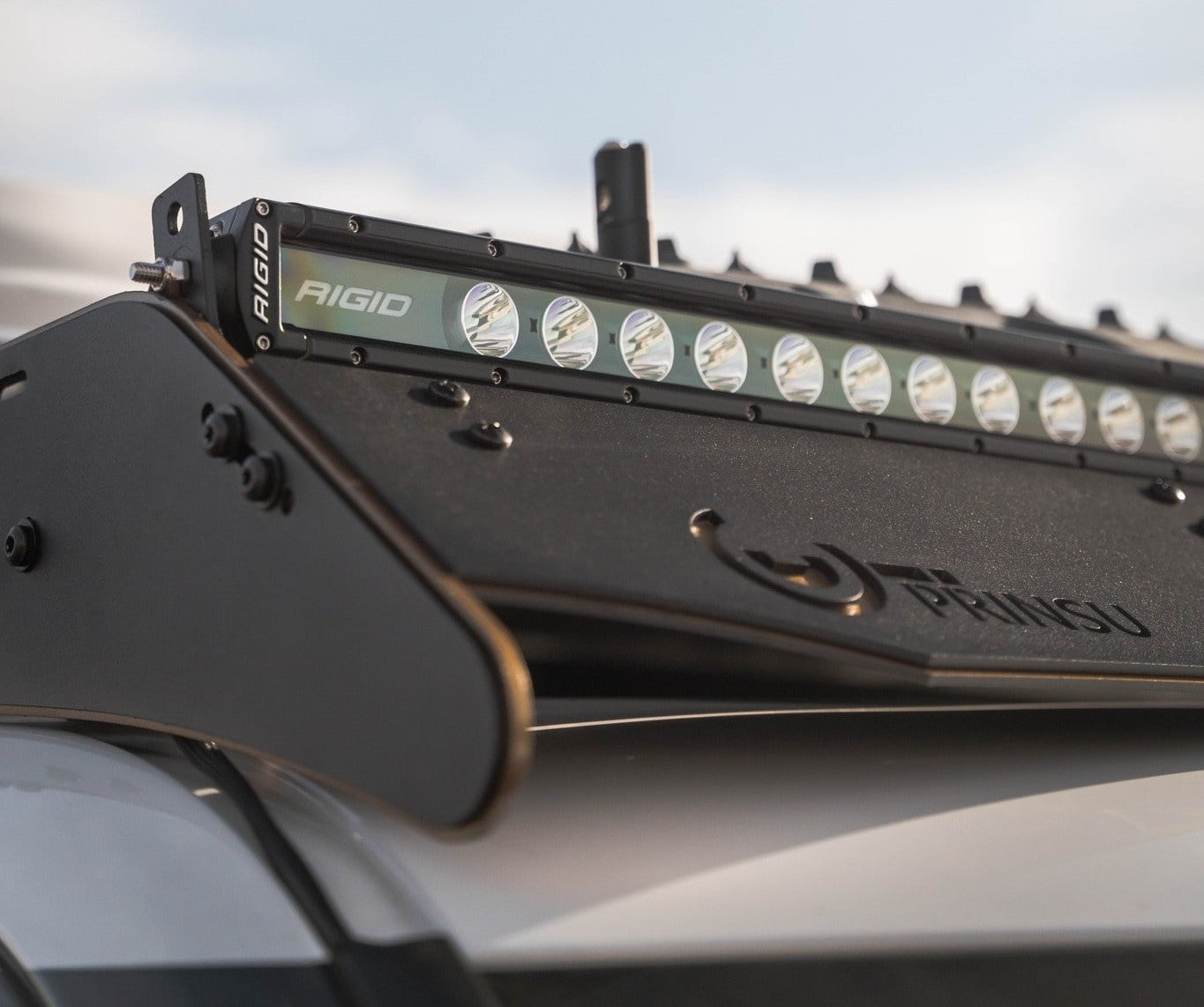 Prinsu roof rack with a light bar mounted using the Prinsu light bar mount