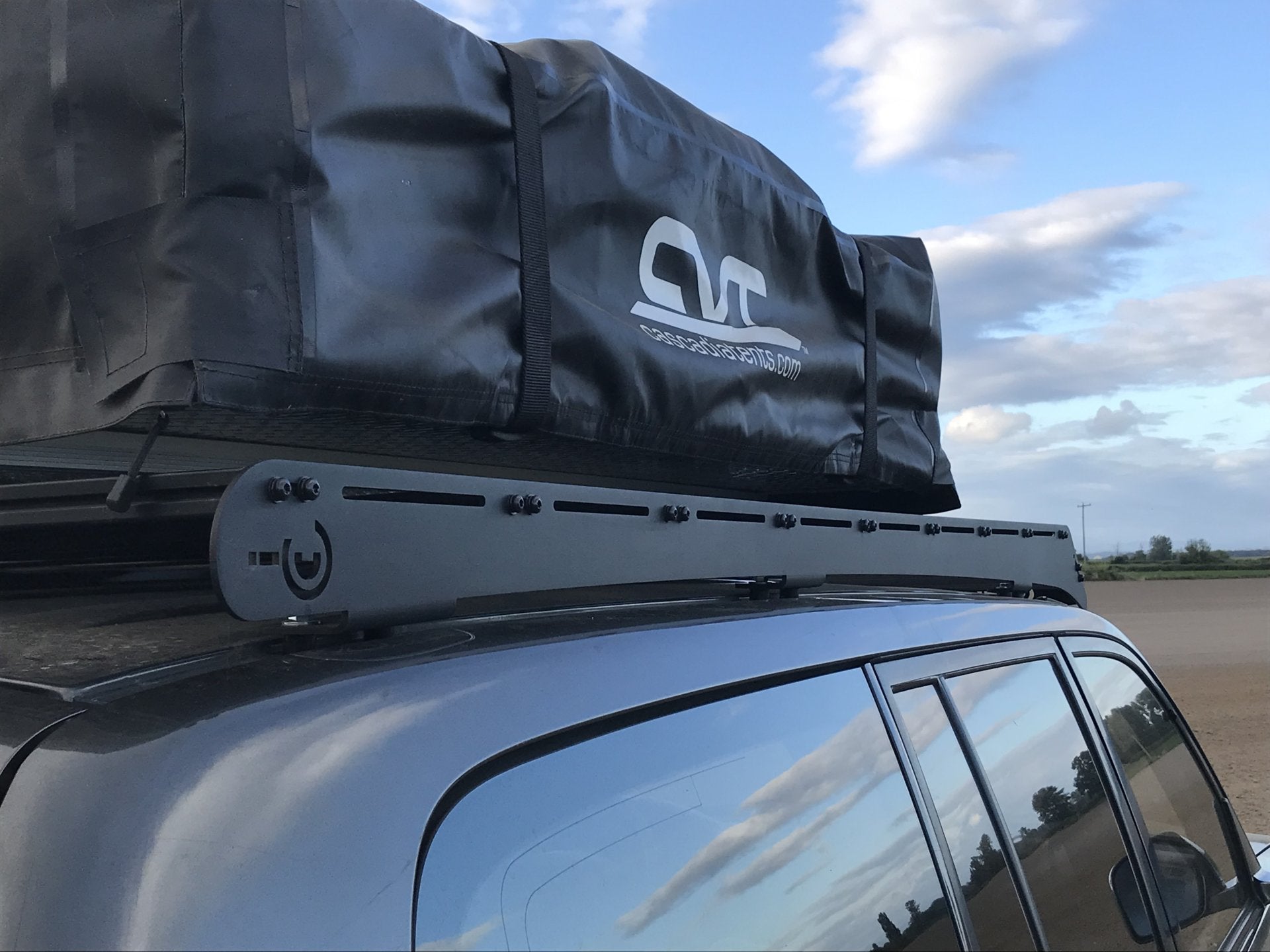 Prinsu roof rack mounted on a Toyota Land Cruiser 100 series.