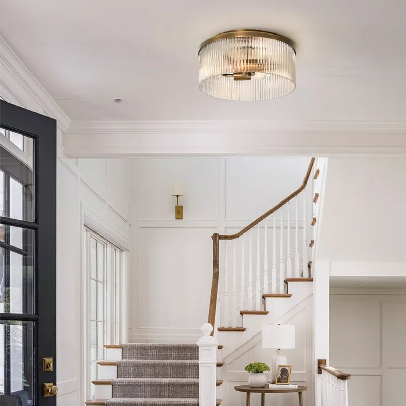 Elegant-Vertikala Ränder-Belysning-Vit-Trappor.webp__PID:82f50bb8-1cd5-410d-b0a8-6624f138f454
