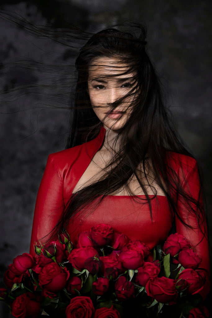 Julie Chen porte une robe rouge Jitrois Sophia en cuir stretch