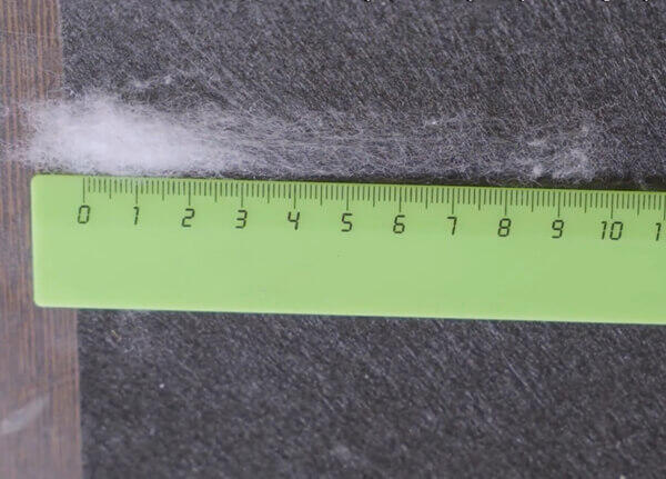 Measuring the length of the cashmere yarn with a measuring scale.