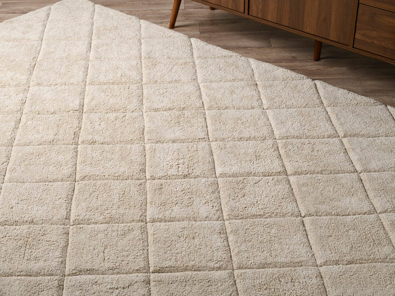 Floor rug with a diamond pattern