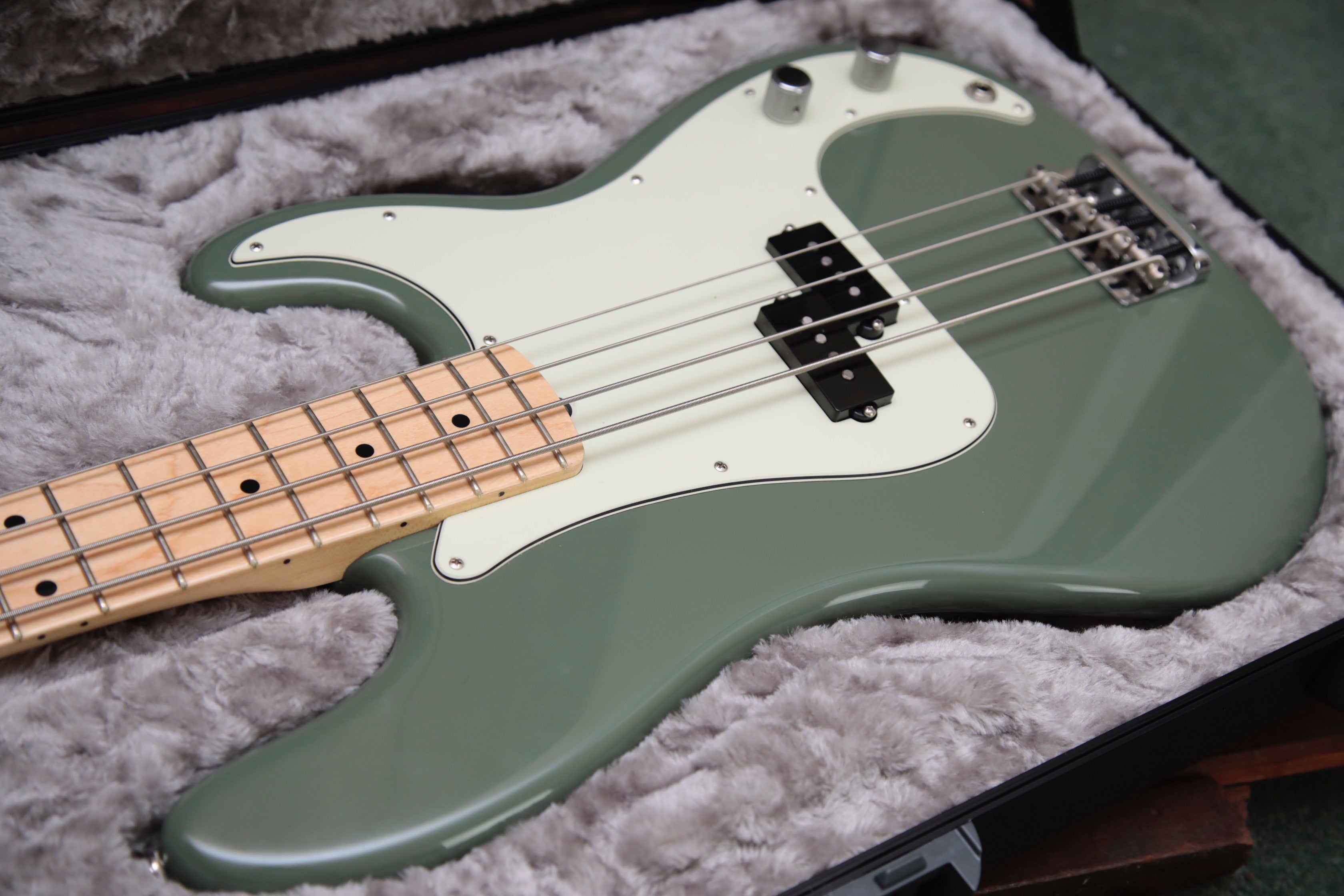 fender precision antique olive