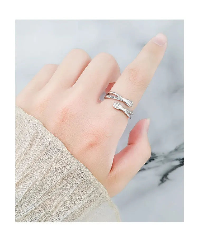 Descubra o elegante Anel de Prata 925 com Zircônias, ajustável e ideal para mulheres. Este Anel de Luxo é perfeito para presente de casamento ou aniversário. Com design moderno e sustentável, é um Anel Feminino que combina amor e sofisticação, oferecendo conforto e durabilidade. Aproveite hoje que o frete é grátis!