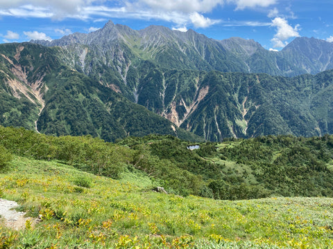 槍ヶ岳と鏡平山荘