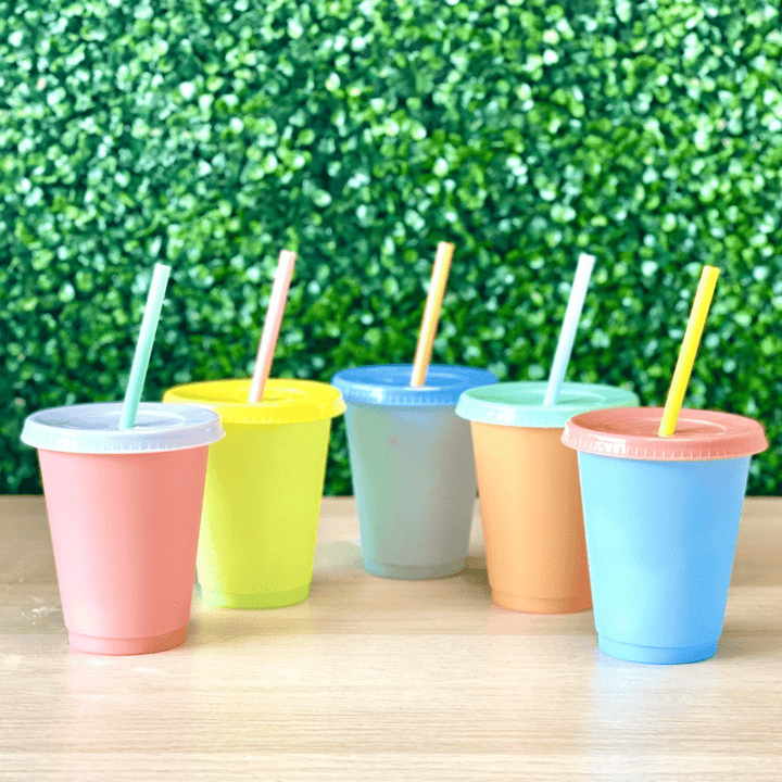 https://cdn.shopify.com/s/files/1/0815/1831/files/the-smoothie-bombs-5-cups-with-lids-straws-kids-colour-changing-tumbler-straw-set-37062952878255_720x.png?v=1701411719