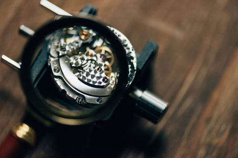 Mechanical watch seeing through magnifying glass
