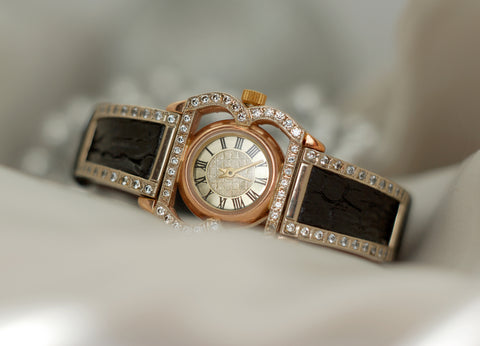 Beautiful old vintage gold watch