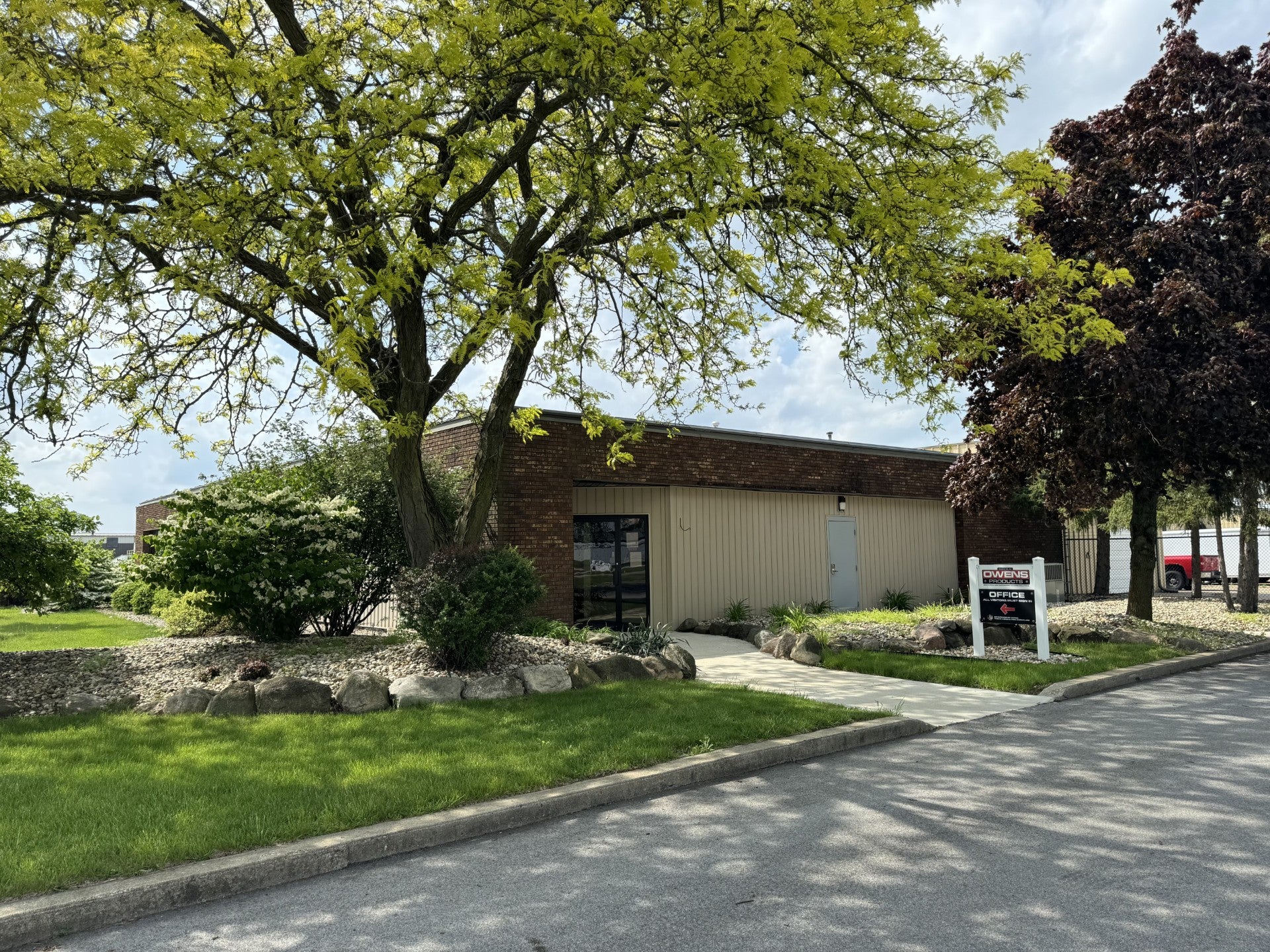 Building in Spring.jpg__PID:78a2d3b5-09eb-4fd7-9592-cec514c6e1ac