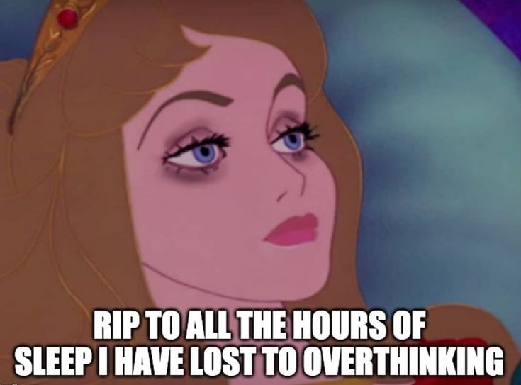Hvor mye søvn trenger man? Meme som viser tornerose med teksten: "RIP to all the hours of sleep I have lost to overthinking"