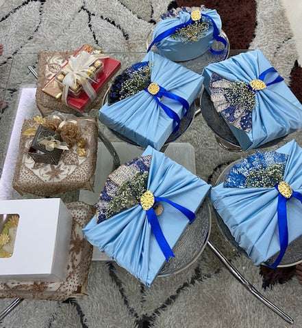 Hantaran pertunangan batik