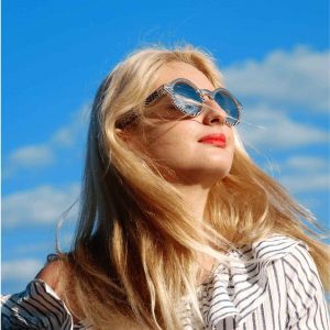 blonde-girl-sunglasses