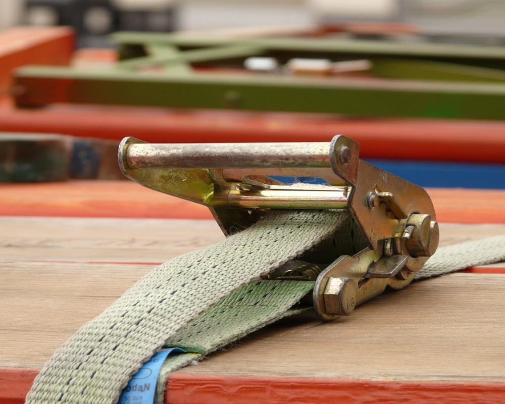 Step-by-Step Guide on How to Thread a Ratchet Strap