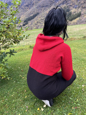 Hettegenser Storvik. Fargene er delt i to hvor toppen av genseren er rød, bunnen fra midjen og ned er sort. Foto Kjell Ivar Hansen