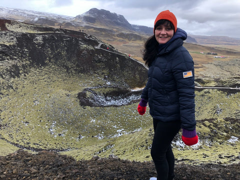 Merethe på toppen av et vulkankrater. Foto Kjell Ivar Hansen