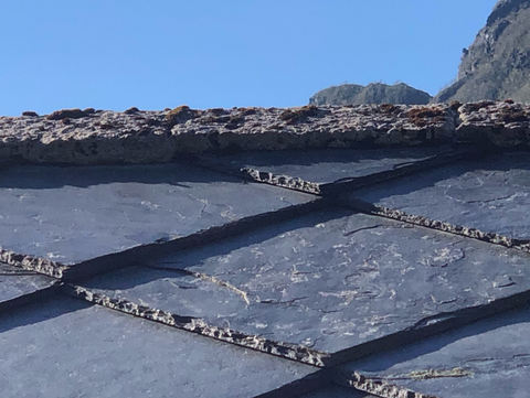 Steintak av skifter og støpt møne på det 130 år gamle taket. Foto Kjell Ivar Hansen