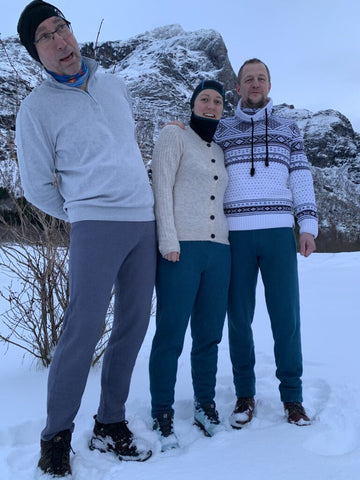 "Ullbuksebanden" er to menn og en kvinne som viser fram ullbuksene i fargen grå. De står ute på en vinterdag med godt humør! Foto: Merethe Skille