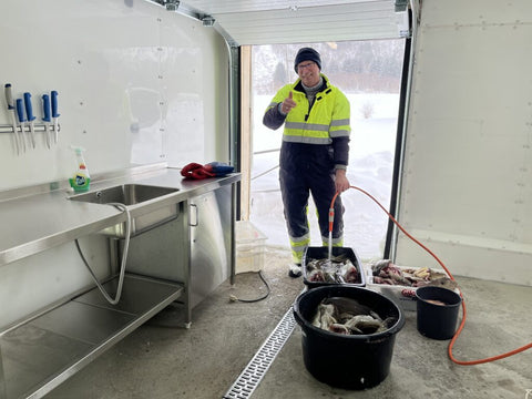 Fiskeren (Kjell Ivar) leverer fangsten til eget produksjonslokale. Foto: Merethe Skille