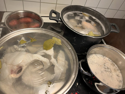 Dagen ble avsluttet med nydelig skreimiddag. Bildet viser fisk, lever, rogn og potet på kok.Foto Merethe Skille