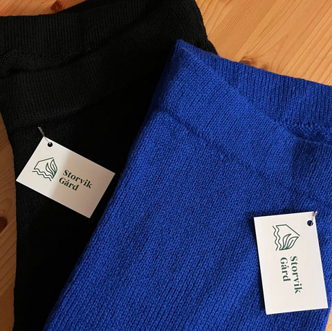 Ullbukser i to ulike tykkelser av den gode norske ulla. Sort og sterk blå. Foto Merethe Skille