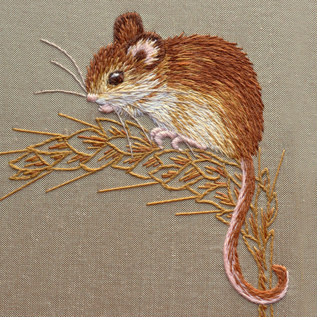 Вышивка гладью мышка