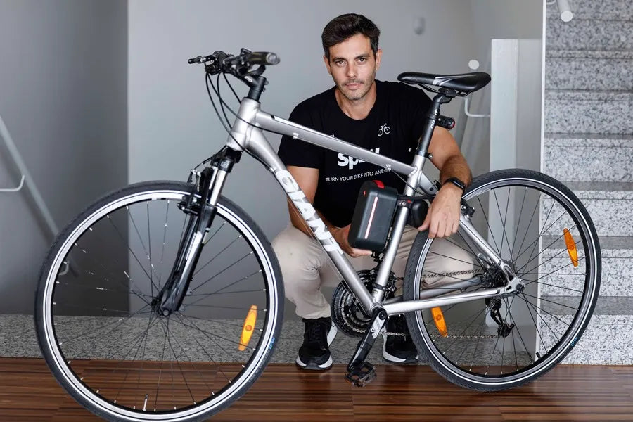 Marco y Jordi con la bici (imagen de prueba)
