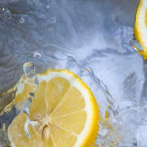 Image: Slices of lemon floating in fresh cold water