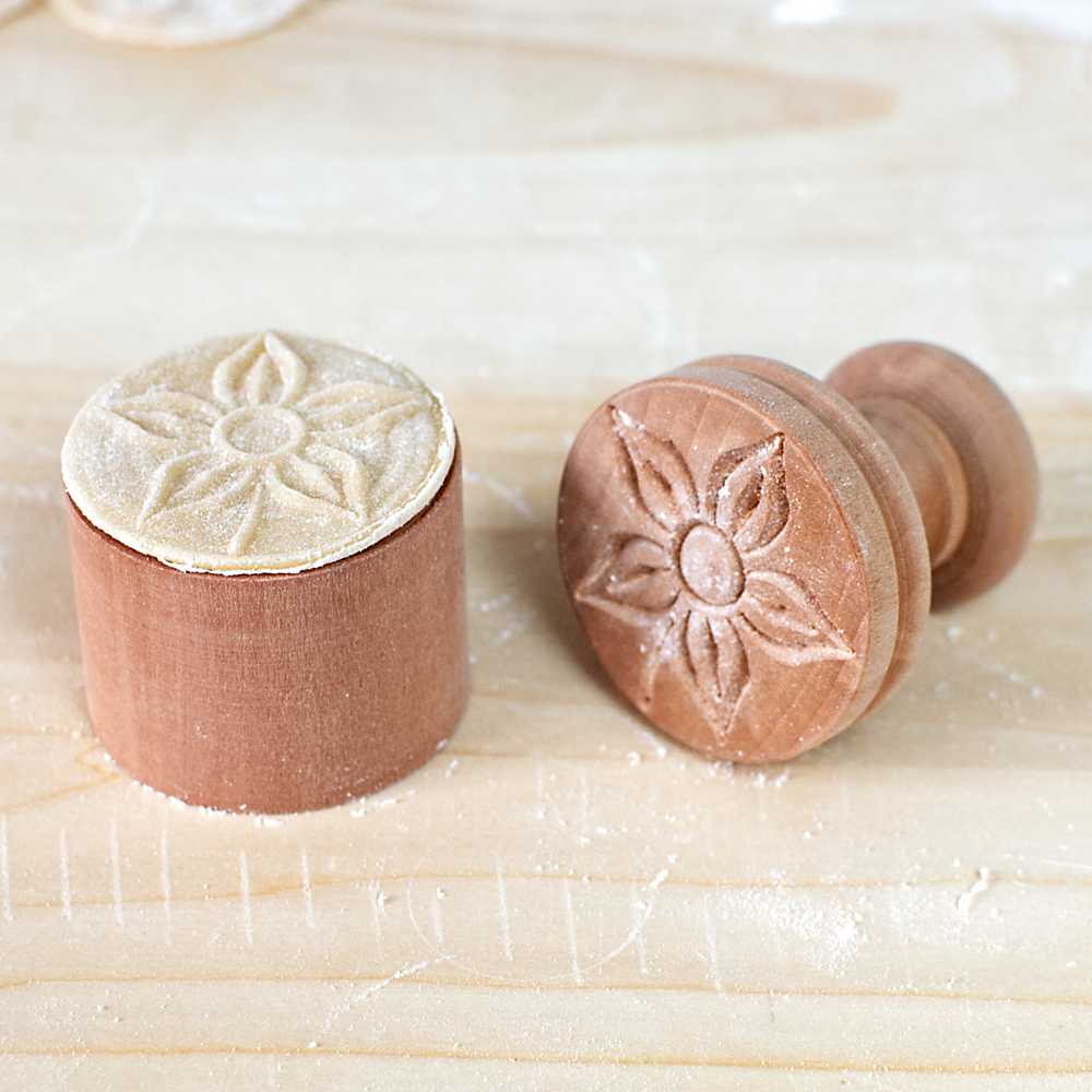 Haoideo Corzetti Stamp Mould Wood Ear Shape Corzetti Pasta Stamp Traditional Wooden Croxetti Curzetti Fresh Pasta Maker Tools