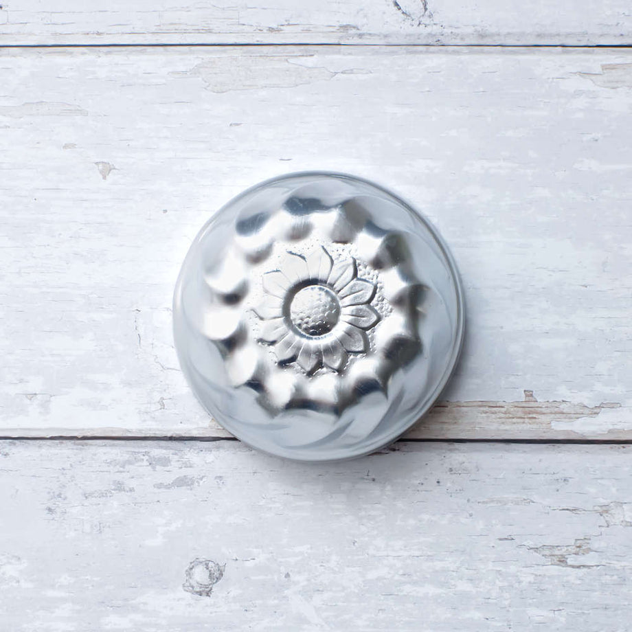 https://cdn.shopify.com/s/files/1/0818/5081/products/mini-sunflower-aluminium-jelly-pudding-mould-7cm-3_460x@2x.jpg?v=1660086094