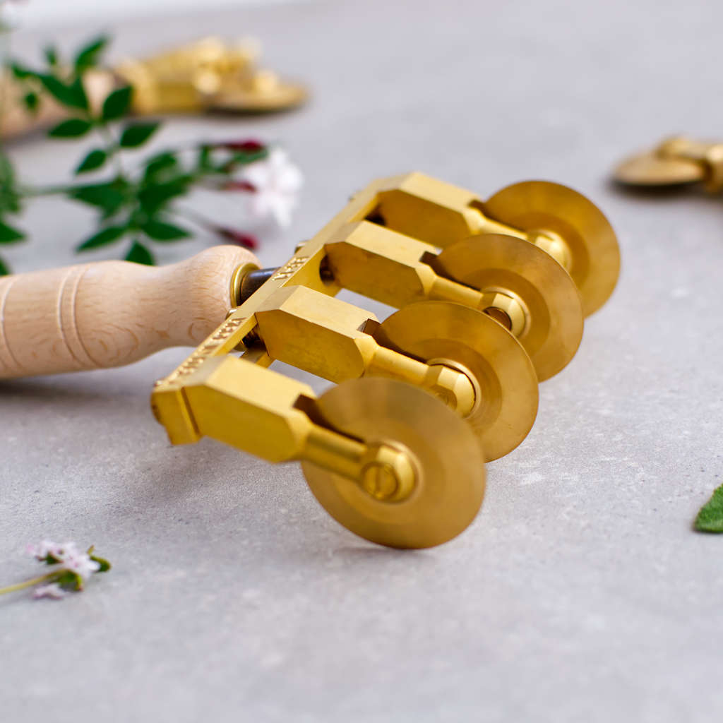 Adjustable pasta cutter with 4 stainless steel smooth wheels