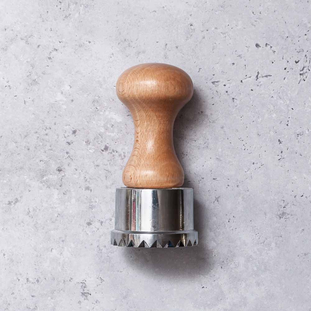 https://cdn.shopify.com/s/files/1/0818/5081/products/round-aluminium-zigzag-anolini-cappelletti-ravioli-stamp-cutter-5cm-1_1024x1024.jpg?v=1661350351