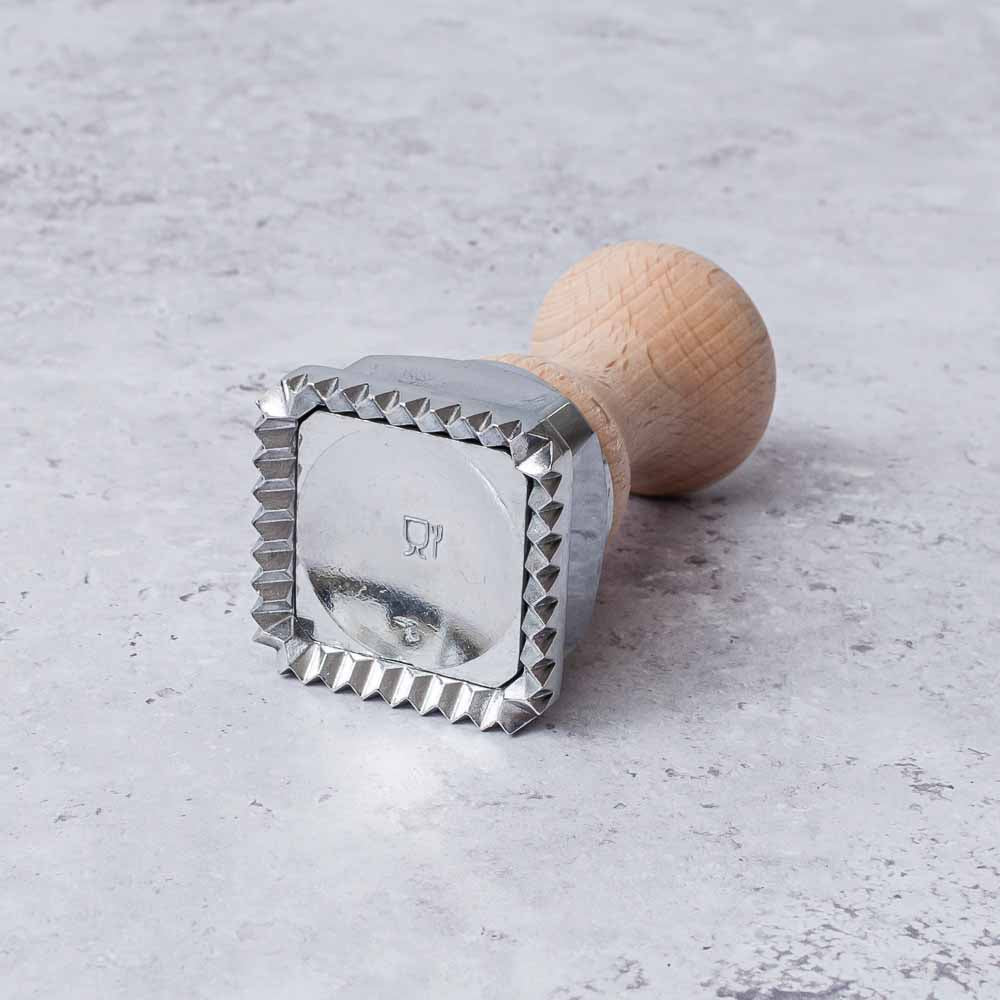 https://cdn.shopify.com/s/files/1/0818/5081/products/square-zigzag-aluminium-anolini-cappelletti-ravioli-stamp-3_1024x1024.jpg?v=1661335586