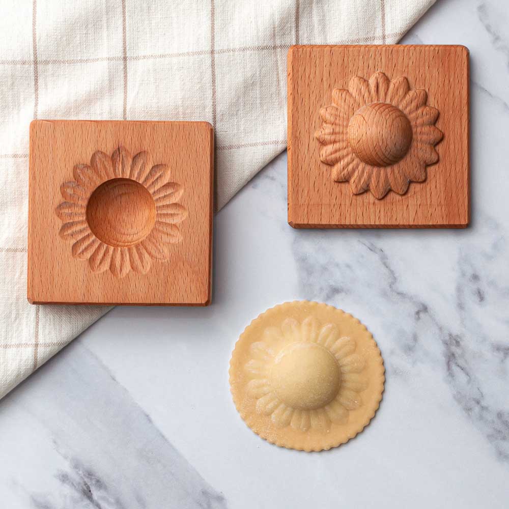 https://cdn.shopify.com/s/files/1/0818/5081/products/wooden-italian-single-ravioli-pasta-mould-sunflower-2_1024x1024.jpg?v=1670079734