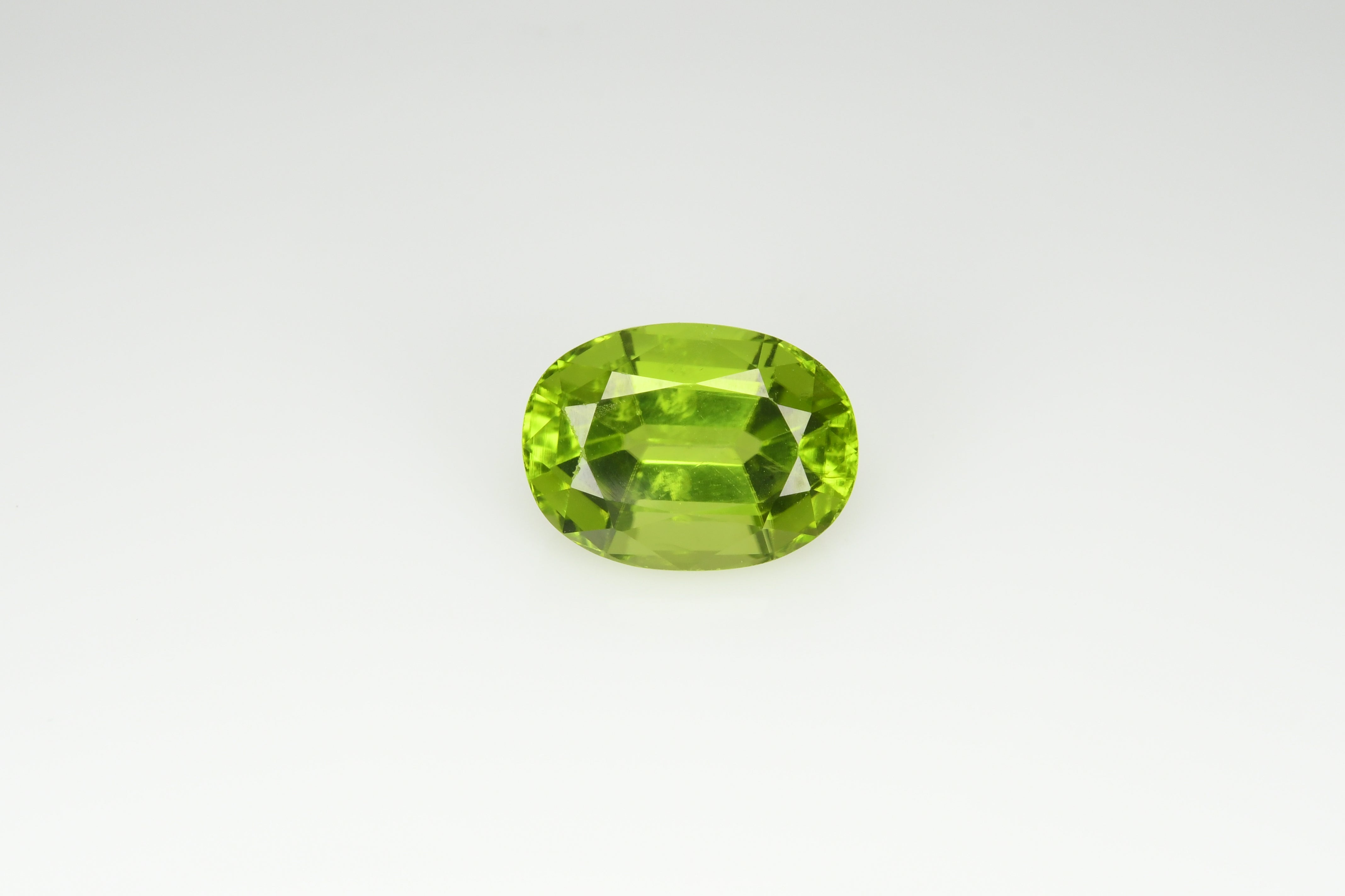 Facet oval green peridot 5.6 ct