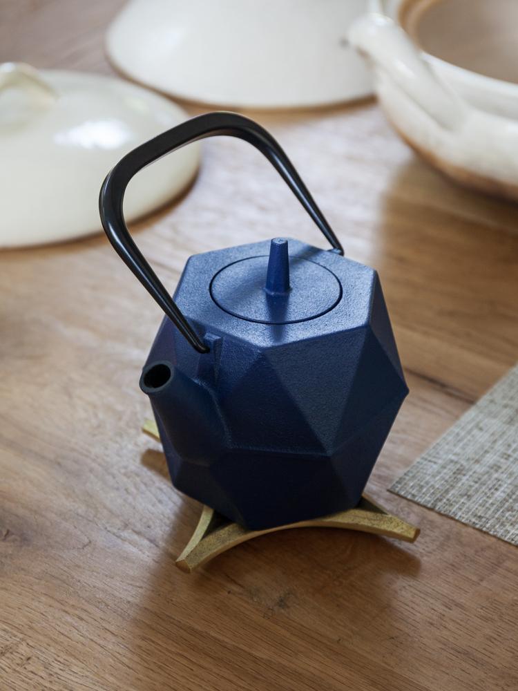 https://cdn.shopify.com/s/files/1/0818/5227/products/IWACHU_Iwachu_Zakuro_Cast_Iron_Tea_Pot_Navy_Lifestyle-1.jpg?v=1697142276&width=750